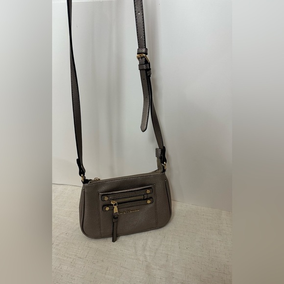 Compact Gray Crossbody Bag with Gold Accents 🤍🤍 - Picture 10 of 12